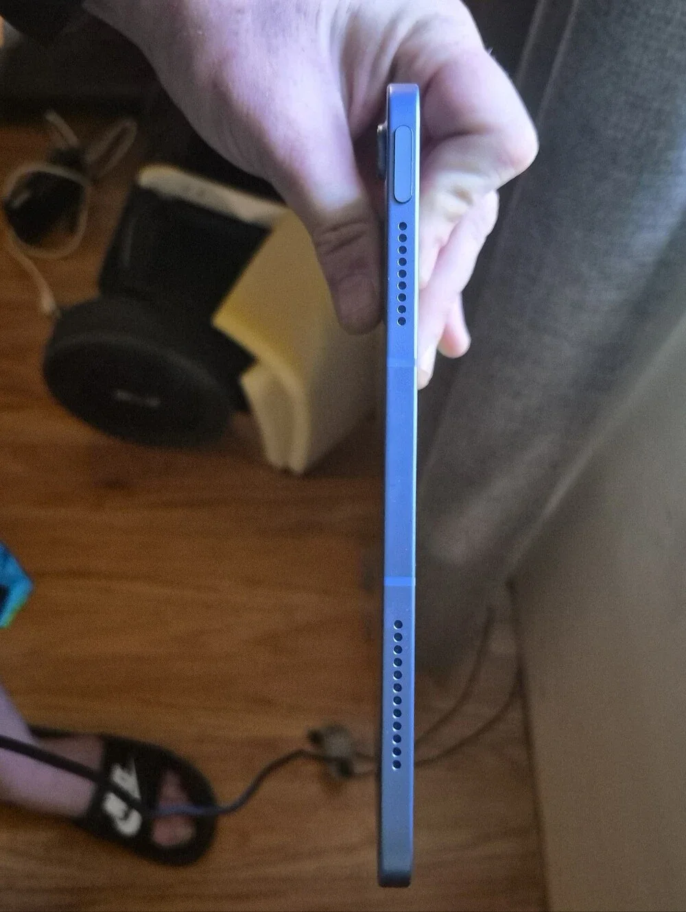 Apple iPad Mini in Blue - Compact High-Resolution Tablet